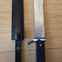 Rare couteau Copie du Poignard allemand "jugenfahrtenmesser" 39/44 avec dents de scie.