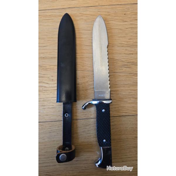 Rare couteau Copie du Poignard allemand "jugenfahrtenmesser" 39/44 avec dents de scie.