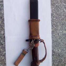 Reproduction ,fid&eacute;le , fonctionnelle et compl&ecirc;te , de la Ba&iuml;onnette de l' AK47.