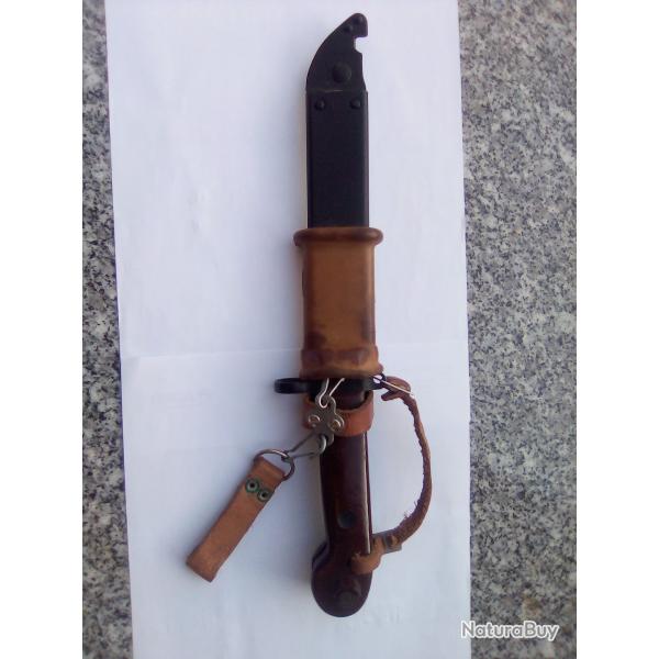 Reproduction ,fid�le , fonctionnelle et compl�te , de la Ba�onnette de l' AK47.