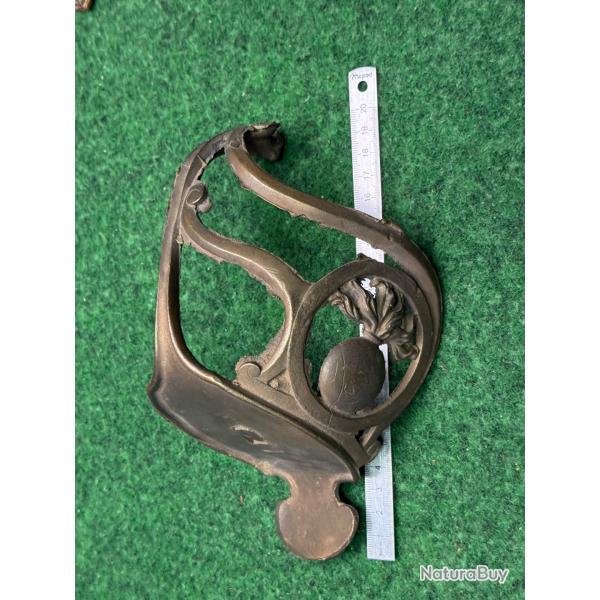POIGNE DE SABRE   DE GRENADIER  VIEILLE  FONTE    REPRODUCTION  DES ANNES 1947