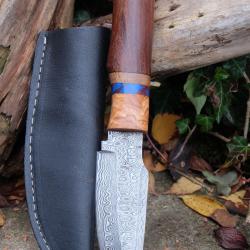 Puukko XXL Couteau Damas Lame 256 Couches Lame Drop Point Manche Bois Rose Fabric Artisan Etui Cuir