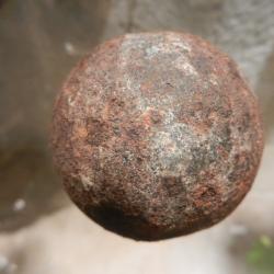 ancien boulet de canon ou de couleuvrine