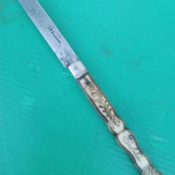 ANCIEN  COUTEAU PLIANT  : 154 GONIN  . SUPERBE PLAQUETTES OS  ( décor  encre de chine )  .