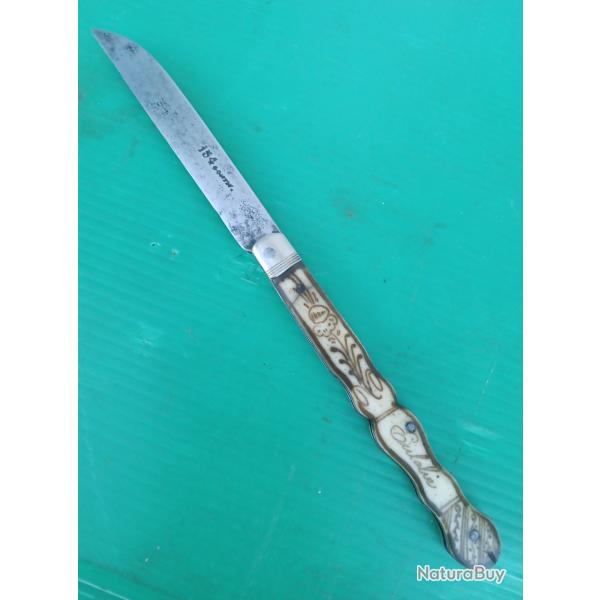 ANCIEN  COUTEAU PLIANT  : 154 GONIN  . SUPERBE PLAQUETTES OS  ( dcor  encre de chine )  .
