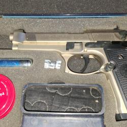 Je mets en vente un Beretta 92 SF avec culasse fixe car doté de petits chargeurs de 8 plombs jupès