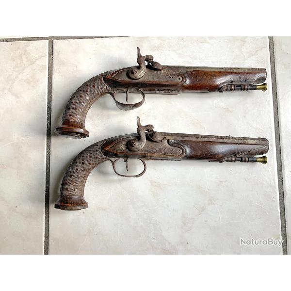 Paire de pistolets  silex transforms  percussion a restaurer dbut XIXme