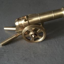 Superbe petit canon Laiton avec affut , travail artisanal