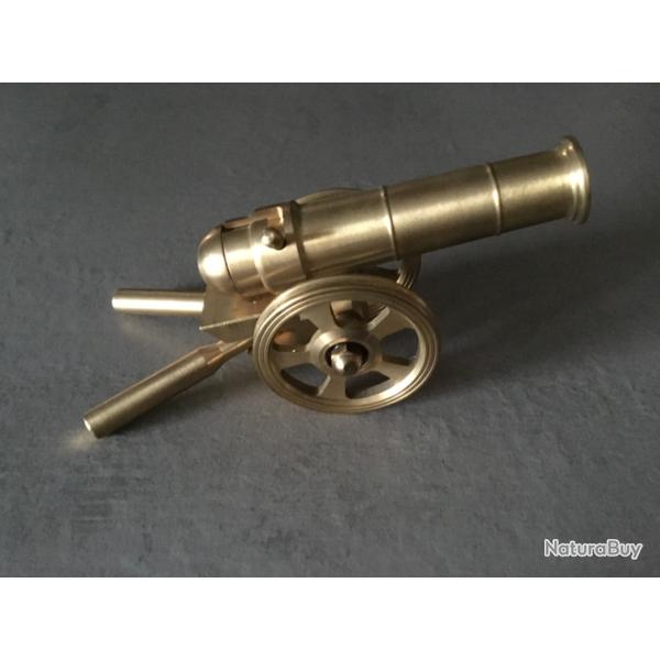 Superbe petit canon Laiton avec affut , travail artisanal
