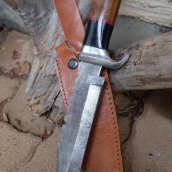 Couteau Bowie Bush Australien Manche Bois/R&eacute;sine Lame Acier Damas 256 Couches Etui Cuir F Artisanale