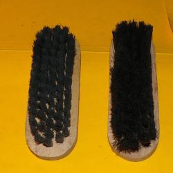 LOT DE 2 BROSSES POUR VETEMENTS OU CHAUSSURES , ARTICLE MILITAIRE  DE L'ARMEE FRANCAISE , FABRICATIO
