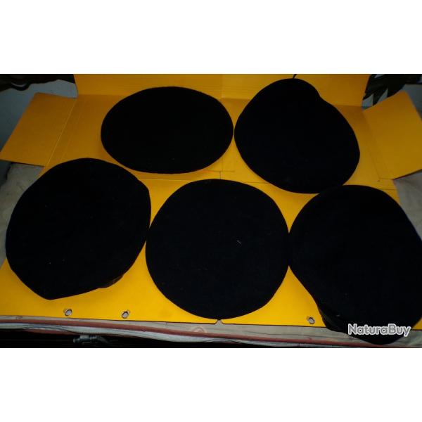 LOT DE 5 BERETS MILITAIRES  DE L'ARMEE FRANCAISE ,TAILLE 1 X 54 ET 3 X 55 ET 1 X 58 ,  ETAT MOYEN  V