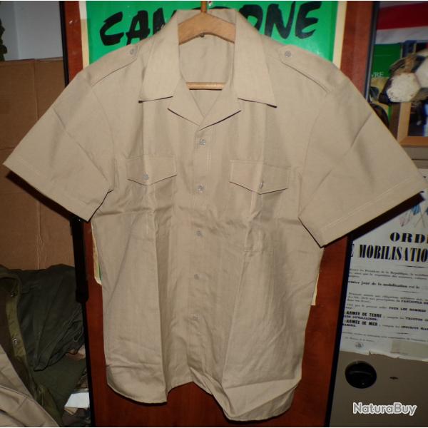CHEMISE MILITAIRE DE L'ARMEE FRANCAISE , COULEUR BEIGE A MANCHES COURTES  , TAILLE 43 SOIT EN CIVIL
