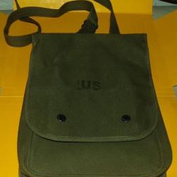 PORTE CARTES DE TYPE U.S DE FABRICATION CIVILE AVEC EMPLACEMENT POUR LES CRAYONS ET UNE SANGLE POUR