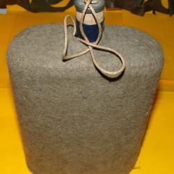 GOURDE DE L'ARMEE ANGLAISE ET SON BOUCHON EN LIEGE, POIDS 0,500 KILO ENVIRON ,DIMENSION 22 CM , BO