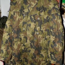PARKA MILITAIRE DE L'ARMEE AVEC CAMOUFLAGE FEUILLAGE  , AVEC CAPUCHE ET DOUBLURE AMOVIBLE EPAISSE, T