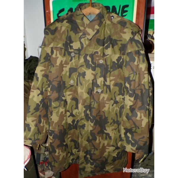 PARKA MILITAIRE DE L'ARMEE AVEC CAMOUFLAGE FEUILLAGE  , AVEC CAPUCHE ET DOUBLURE AMOVIBLE EPAISSE, T