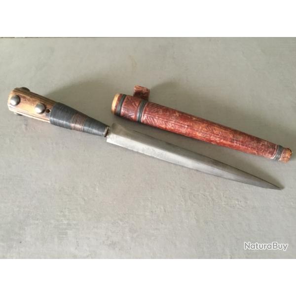 Beau couteau Ethnique et son fourreau