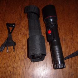Lampe torche illumination forte  effet paralysant
