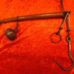 Ancienne Balance Romaine, Peson Romain En Fer Forg&eacute; et bois, XVIII