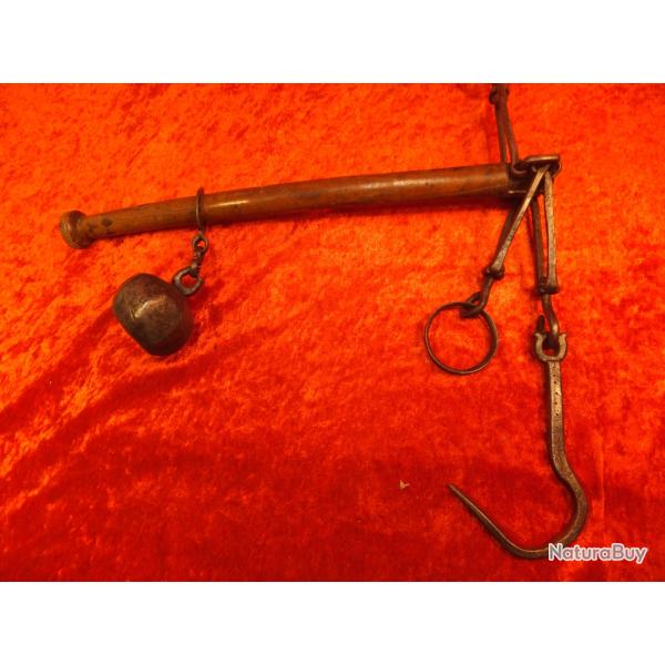 Ancienne Balance Romaine, Peson Romain En Fer Forg� et bois, XVIII