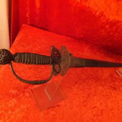 Forte &eacute;p&eacute;e d'officier de louis XV.   Bonne monture fer.