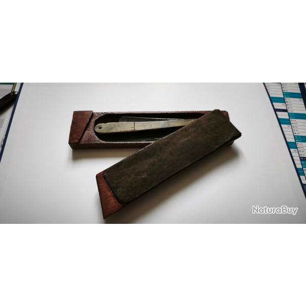 Rasoir avec boite et affuteur