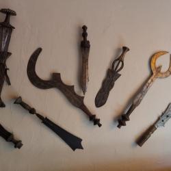 Ngulu, épées courtes, couteaux et autres