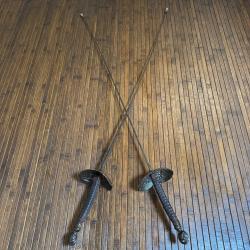 BELLE PAIRE DE FLEURET AU CASQUE EMPANACH&Eacute; FORG&Eacute; A SOLINGEN LAME SIGN&Eacute;E ET POIN&Ccedil;ONN&Eacute;ES XlX &Eacute;ME