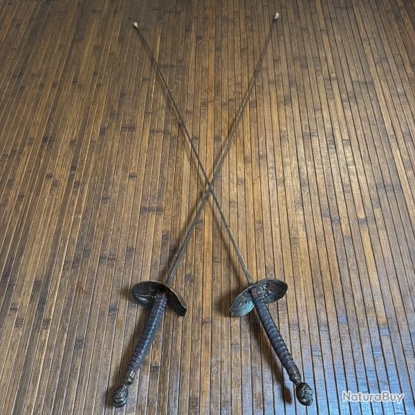 BELLE PAIRE DE FLEURET AU CASQUE EMPANACH� FORG� A SOLINGEN LAME SIGN�E ET POIN�ONN�ES XlX �ME