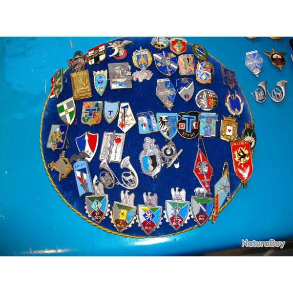 LOT INSIGNES DE POITRINE (PUCELLES)