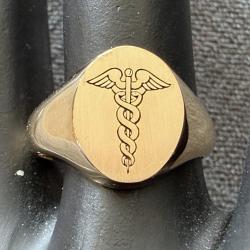 Chevali&egrave;re neuve caduc&eacute;e - or massif 18 carats - bague - taille 57