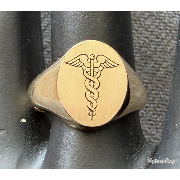 Chevali�re neuve caduc�e - or massif 18 carats - bague - taille 57