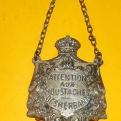 PLAQUE HUMORISTIQUE POUR BOUTEILLE D' ALCOOL " ATTENTION AUX MOUSTACHES - DESHERBANT " , BON ETAT VO