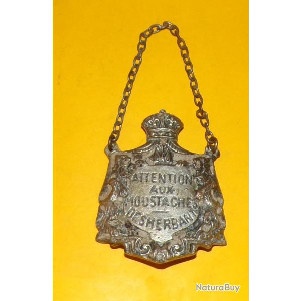 PLAQUE HUMORISTIQUE POUR BOUTEILLE D' ALCOOL " ATTENTION AUX MOUSTACHES - DESHERBANT " , BON ETAT VO