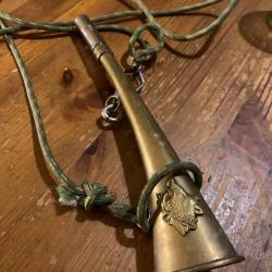 belle corne de chasse motif écusson tête de sanglier