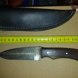 Skinner Couteau de Chasse Damas Lame 256 Couches Manche Bois de Rose Fabric Artisanale Etui Cuir