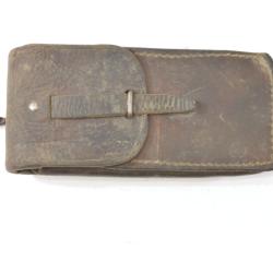 Pochette pour nécessaire d'arme MAT49 cuir fauve, années 1950. Indochine