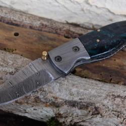 Beau Couteau Damas Lame Drop Point & Mitres Acier Damas 128 Couches Manche Résine Fabric Artisanale