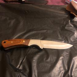 Poignard marque inconnu neuf.Petit soucis avec l étui,voir photo