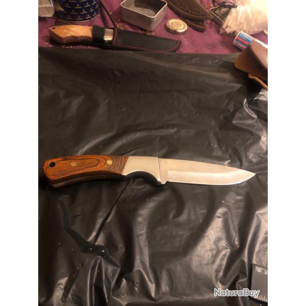 Poignard marque inconnu neuf.Petit soucis avec l tui,voir photo