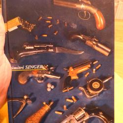 LIVRE SUR LES ARMES COMME NEUF - INTERIEUR MONTRANT D'INNOMBRABLES VUES DE PETITES ARMES DE POINGS