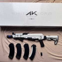 Tokyo Marui AK White Storm + 3 chargeurs tokyo marui