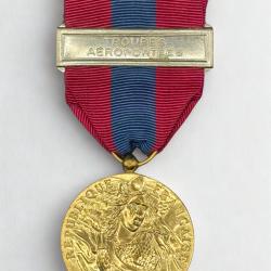 (18.007) Médaille de la Défense Nationale - Bronze - Agrafe Troupes Aéroportées