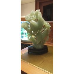 Tr&egrave;s imposant groupe en jad&eacute;ite repr&eacute;sentant des coqs