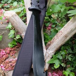 Coupe Coupe Bowie Machette Guide d'Amazonie Lame Acier 3Cr13 Guthook Manche ABS Black Etui Nylon 01