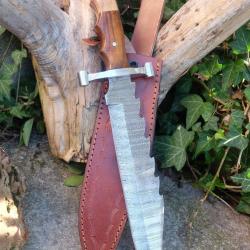 Couteau Bowie de Harold Dresseur de Dragons Manche Bois Lame Acier Damas 256 Couches Etui Cuir