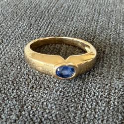 Tr&egrave;s jolie bague en or massif 18 carats - saphir bleu - taille 56