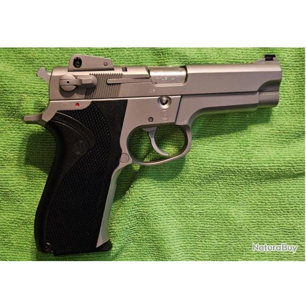 Pistolet Smith & Wesson Mod�le 5906 en acier inox calibre 9 mm Para