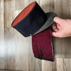 Kepi legion &eacute;trang&egrave;re et ancien fez.